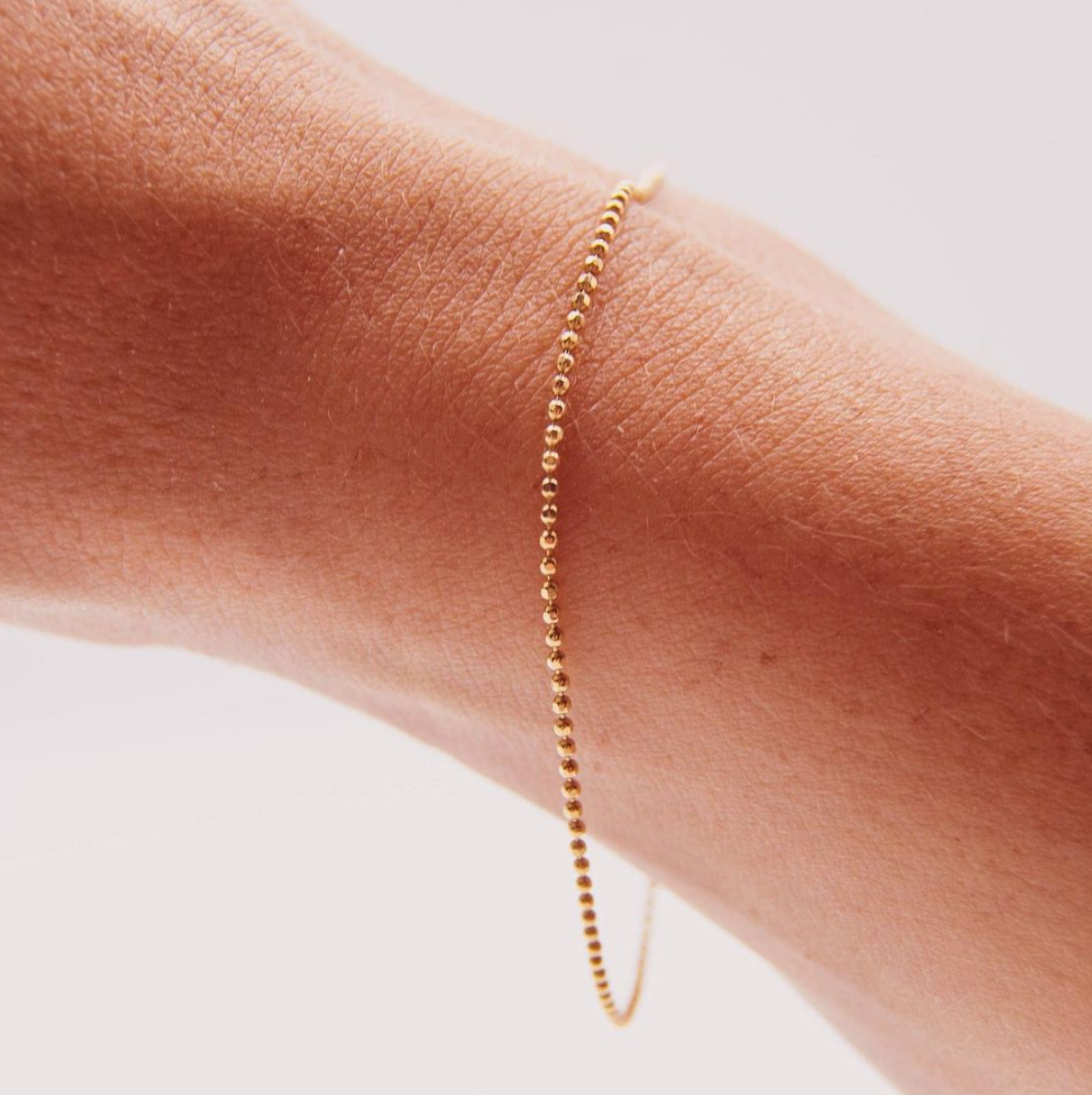 Feines Linienarmband
